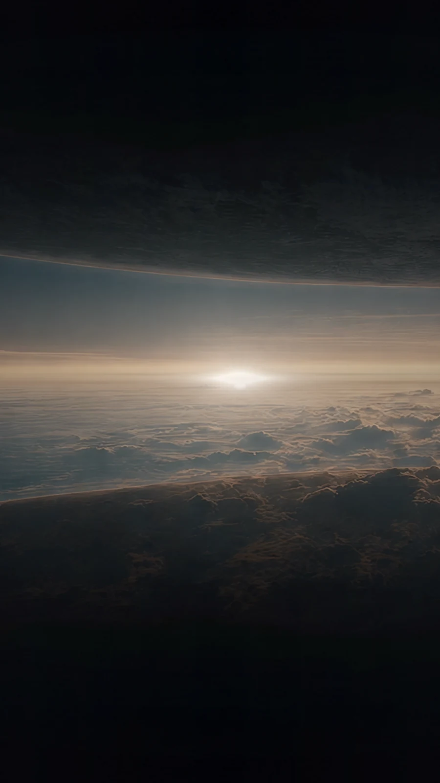 Nascer do sol visto da estratosfera, com o horizonte da Terra sobre um mar de nuvens